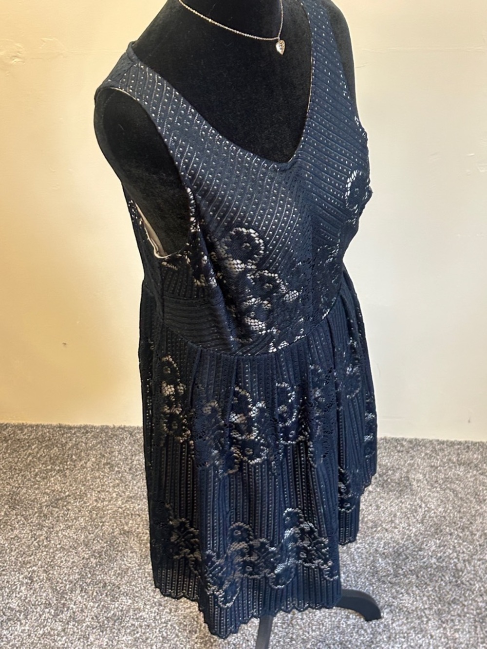 Free People Women’s Black Textured Lace Mini Dress Size 12 NWT - Picture 6 of 9